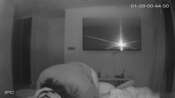 黑客破解家庭网络摄像头偷拍 ️大奶美女和男友激情啪啪 小狗在后面拆家咬被子 截图7