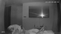 黑客破解家庭网络摄像头偷拍 ️大奶美女和男友激情啪啪 小狗在后面拆家咬被子 截图9