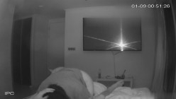 黑客破解家庭网络摄像头偷拍 ️大奶美女和男友激情啪啪 小狗在后面拆家咬被子 截图10