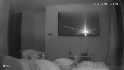 黑客破解家庭网络摄像头偷拍 ️大奶美女和男友激情啪啪 小狗在后面拆家咬被子 截图11