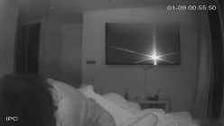 黑客破解家庭网络摄像头偷拍 ️大奶美女和男友激情啪啪 小狗在后面拆家咬被子 截图12