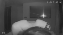 黑客破解家庭网络摄像头偷拍 ️大奶美女和男友激情啪啪 小狗在后面拆家咬被子 截图14