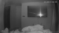黑客破解家庭网络摄像头偷拍 ️大奶美女和男友激情啪啪 小狗在后面拆家咬被子 截图16