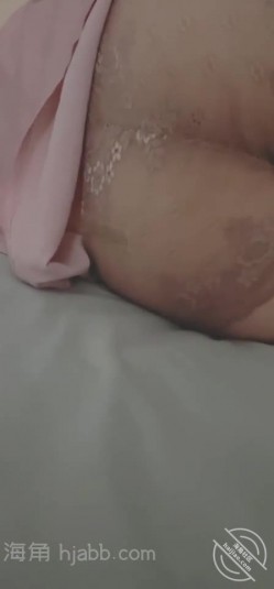 《最美瑜伽嫂子》熬到后半夜悄悄的潜入美丽嫂子的房间做爱 截图4