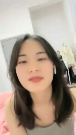 高颜值校花~【小蜜娜】，独居家中，洗澡的间隙把自己最爱的玩具也清洗一下，良家气质，淡妆自慰水更多 截图14