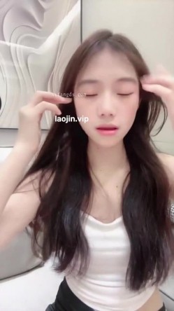 顶级校花来了，好美啊，【吧啦】，清纯反差感十足，娇羞的小表情让人瞬间硬起来，粉穴特写好美！ 截图1