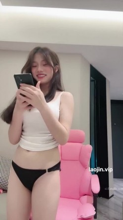 顶级校花来了，好美啊，【吧啦】，清纯反差感十足，娇羞的小表情让人瞬间硬起来，粉穴特写好美！ 截图11