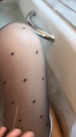 性感御姐端庄人妻『发条』 带绿帽老公约单男，单男是真狠啊 整根都进入了而且是无套 搞得整层楼都是陈小姐的叫声 截图16