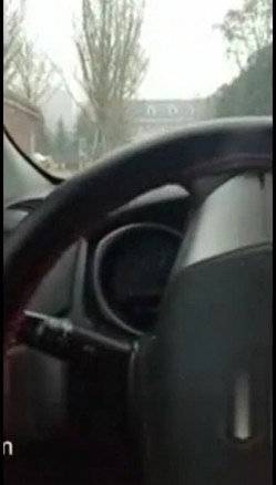 “哥哥骚逼好痒我要你射”大龄白领姐姐下班搭乘黑车主动伸手摸鸟挑逗司机车停路边车震叫的超骚内射对白淫荡 截图2