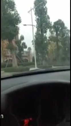 “哥哥骚逼好痒我要你射”大龄白领姐姐下班搭乘黑车主动伸手摸鸟挑逗司机车停路边车震叫的超骚内射对白淫荡 截图5