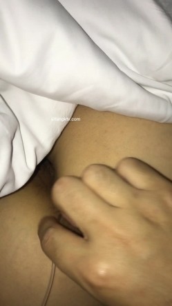 少妇被情人灌醉后出卖,四指头塞逼.脚拇指塞菊,和朋友一起玩! 截图5
