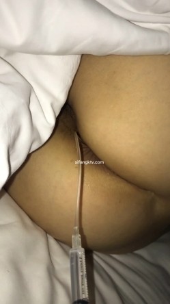 少妇被情人灌醉后出卖,四指头塞逼.脚拇指塞菊,和朋友一起玩! 截图9