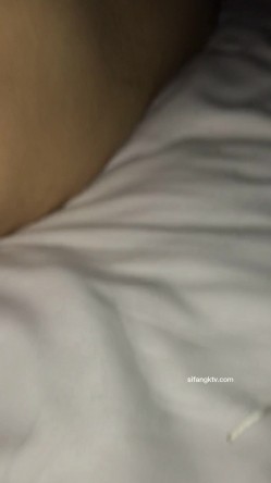 少妇被情人灌醉后出卖,四指头塞逼.脚拇指塞菊,和朋友一起玩! 截图16