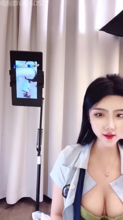 颜值姐妹花车模【莎莎】双飞约操轮流坐屌，后入打桩边干边喷 截图1