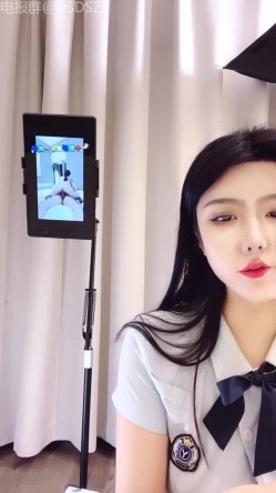 颜值姐妹花车模【莎莎】双飞约操轮流坐屌，后入打桩边干边喷 截图2