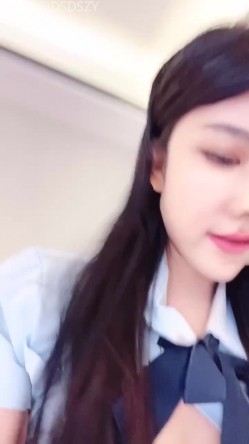 颜值姐妹花车模【莎莎】双飞约操轮流坐屌，后入打桩边干边喷 截图10