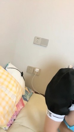 抖音女网红，【京鱼儿】，童颜巨乳女神~掰穴自慰~狂射中，人工白虎，这骚穴真是欠操欠插，好美啊 截图2