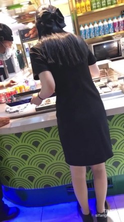 地铁商场贴身极限偸拍数位小姐姐裙内碰到几位超骚的反差婊不穿内裤真空露逼出门以为裙子长就没事了 截图4