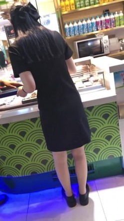 地铁商场贴身极限偸拍数位小姐姐裙内碰到几位超骚的反差婊不穿内裤真空露逼出门以为裙子长就没事了 截图5
