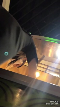 地铁商场贴身极限偸拍数位小姐姐裙内碰到几位超骚的反差婊不穿内裤真空露逼出门以为裙子长就没事了 截图6
