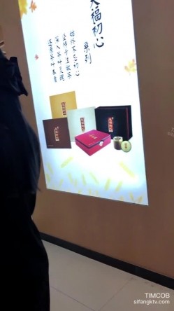 地铁商场贴身极限偸拍数位小姐姐裙内碰到几位超骚的反差婊不穿内裤真空露逼出门以为裙子长就没事了 截图15