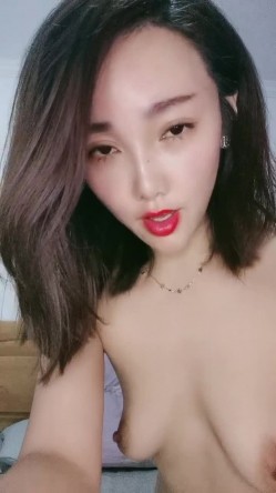 嵴柱上有纹身的极品风骚人妻跟蒙面大哥啪啪，口交大鸡巴活超棒表情好骚，配合大哥各种抽插爆草，浪叫呻吟 截图4