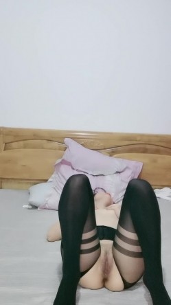 嵴柱上有纹身的极品风骚人妻跟蒙面大哥啪啪，口交大鸡巴活超棒表情好骚，配合大哥各种抽插爆草，浪叫呻吟 截图7