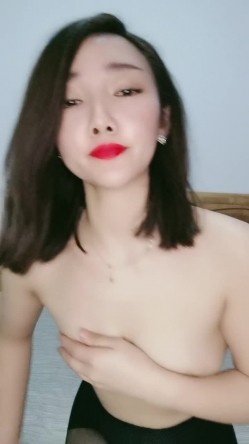 嵴柱上有纹身的极品风骚人妻跟蒙面大哥啪啪，口交大鸡巴活超棒表情好骚，配合大哥各种抽插爆草，浪叫呻吟 截图9
