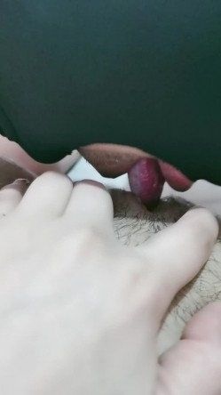 嵴柱上有纹身的极品风骚人妻跟蒙面大哥啪啪，口交大鸡巴活超棒表情好骚，配合大哥各种抽插爆草，浪叫呻吟 截图14