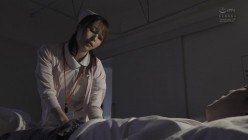 CAWD-589 可愛くて巨乳でセクシーと病棟で噂の夜勤専従ナース‘伊藤さん’が夜な夜な懐中電灯を片手に溜まってる患者の性処理巡回してるのを覗いてしまった僕は…… 伊藤舞雪 截图1