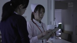 CAWD-589 可愛くて巨乳でセクシーと病棟で噂の夜勤専従ナース‘伊藤さん’が夜な夜な懐中電灯を片手に溜まってる患者の性処理巡回してるのを覗いてしまった僕は…… 伊藤舞雪 截图2