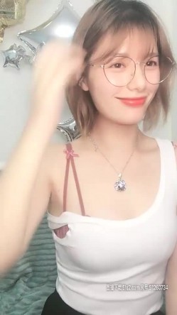 小蜜桃AMY甜美短发眼镜妹两女一男双飞，扣逼后入骑乘两个女的换着操，卫生间口交沙发骑坐 截图1