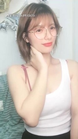小蜜桃AMY甜美短发眼镜妹两女一男双飞，扣逼后入骑乘两个女的换着操，卫生间口交沙发骑坐 截图2