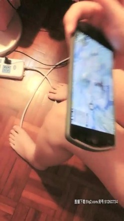 小蜜桃AMY甜美短发眼镜妹两女一男双飞，扣逼后入骑乘两个女的换着操，卫生间口交沙发骑坐 截图11