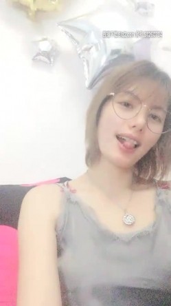 小蜜桃AMY甜美短发眼镜妹两女一男双飞，扣逼后入骑乘两个女的换着操，卫生间口交沙发骑坐 截图15