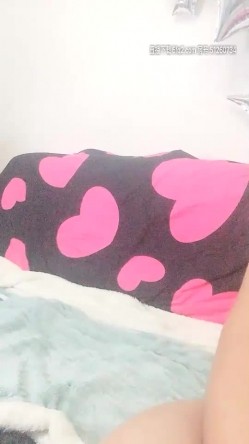 小蜜桃AMY甜美短发眼镜妹两女一男双飞，扣逼后入骑乘两个女的换着操，卫生间口交沙发骑坐 截图16