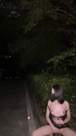 推特00后高学历NTR绿帽与极品美腿反差婊「yuki_iiiiii7」金主2K私人定制，深夜公园随机勾引路人最后口爆太刺激了 截图1