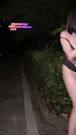 推特00后高学历NTR绿帽与极品美腿反差婊「yuki_iiiiii7」金主2K私人定制，深夜公园随机勾引路人最后口爆太刺激了 截图2