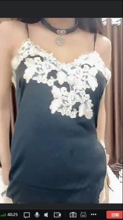 斗鱼某女神主播深夜点陪玩小姐姐接私活情趣热舞 土豪VIP一对一双视角 黑丝睡裙极致舞骚弄姿 超漂亮 截图1