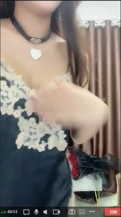 斗鱼某女神主播深夜点陪玩小姐姐接私活情趣热舞 土豪VIP一对一双视角 黑丝睡裙极致舞骚弄姿 超漂亮 截图3