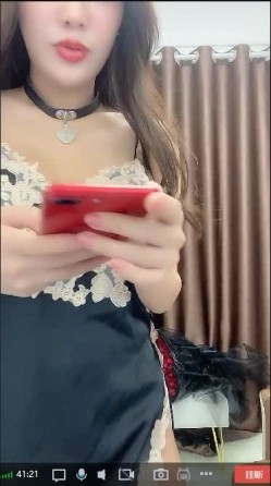 斗鱼某女神主播深夜点陪玩小姐姐接私活情趣热舞 土豪VIP一对一双视角 黑丝睡裙极致舞骚弄姿 超漂亮 截图5