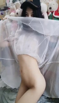 苗条身材鸭舌帽妹子漏逼裸舞诱惑 大姨妈还没走完只能掰开看看 截图12