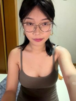 ️极品眼镜美女【Nami-OP】反差至极无美颜无滤镜、超级真实！ 截图4