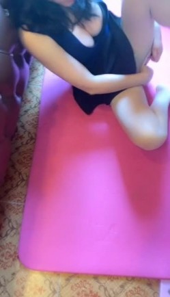 三十岁的少妇露脸情趣黑丝豹纹丁字裤酒店强推外卖小哥，激情3P浴室内洗澡吃两根几把，在床上被前插后入第三弹 截图3
