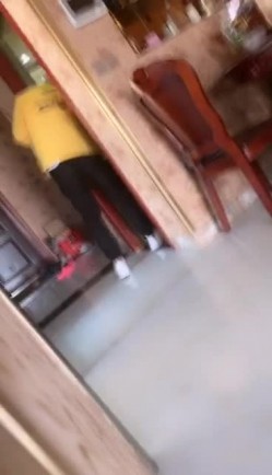 三十岁的少妇露脸情趣黑丝豹纹丁字裤酒店强推外卖小哥，激情3P浴室内洗澡吃两根几把，在床上被前插后入第三弹 截图4