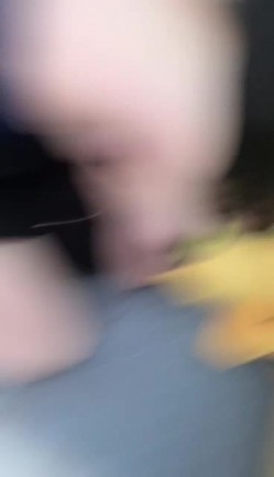 三十岁的少妇露脸情趣黑丝豹纹丁字裤酒店强推外卖小哥，激情3P浴室内洗澡吃两根几把，在床上被前插后入第三弹 截图6