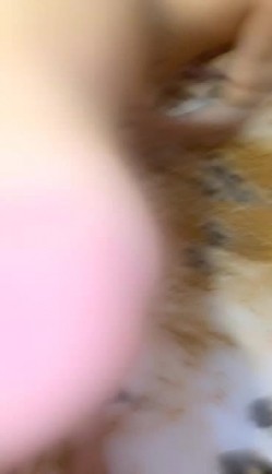 三十岁的少妇露脸情趣黑丝豹纹丁字裤酒店强推外卖小哥，激情3P浴室内洗澡吃两根几把，在床上被前插后入第三弹 截图14