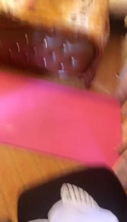 三十岁的少妇露脸情趣黑丝豹纹丁字裤酒店强推外卖小哥，激情3P浴室内洗澡吃两根几把，在床上被前插后入第三弹 截图16