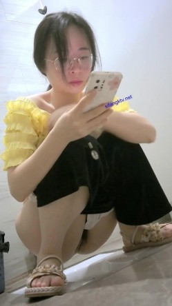 隔墙有眼 酒店大堂女厕偷拍 反差骚货白虎纹身舞蹈老师 截图2