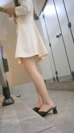 隔墙有眼 酒店大堂女厕偷拍 反差骚货白虎纹身舞蹈老师 截图14